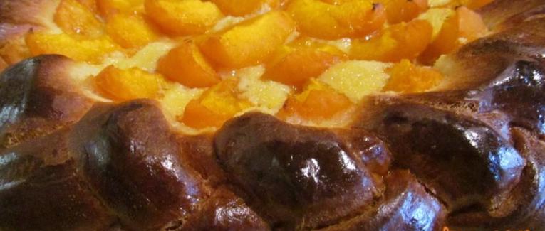 Tarte briochée aux abricots et à la crème d'amandes - Recette en vidéo