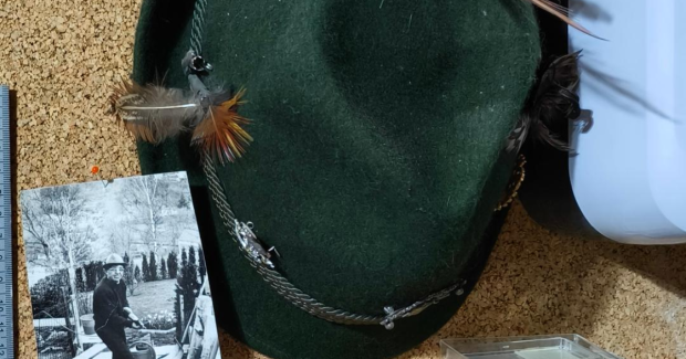 Le chapeau et les plumes (le chapeau de papa)