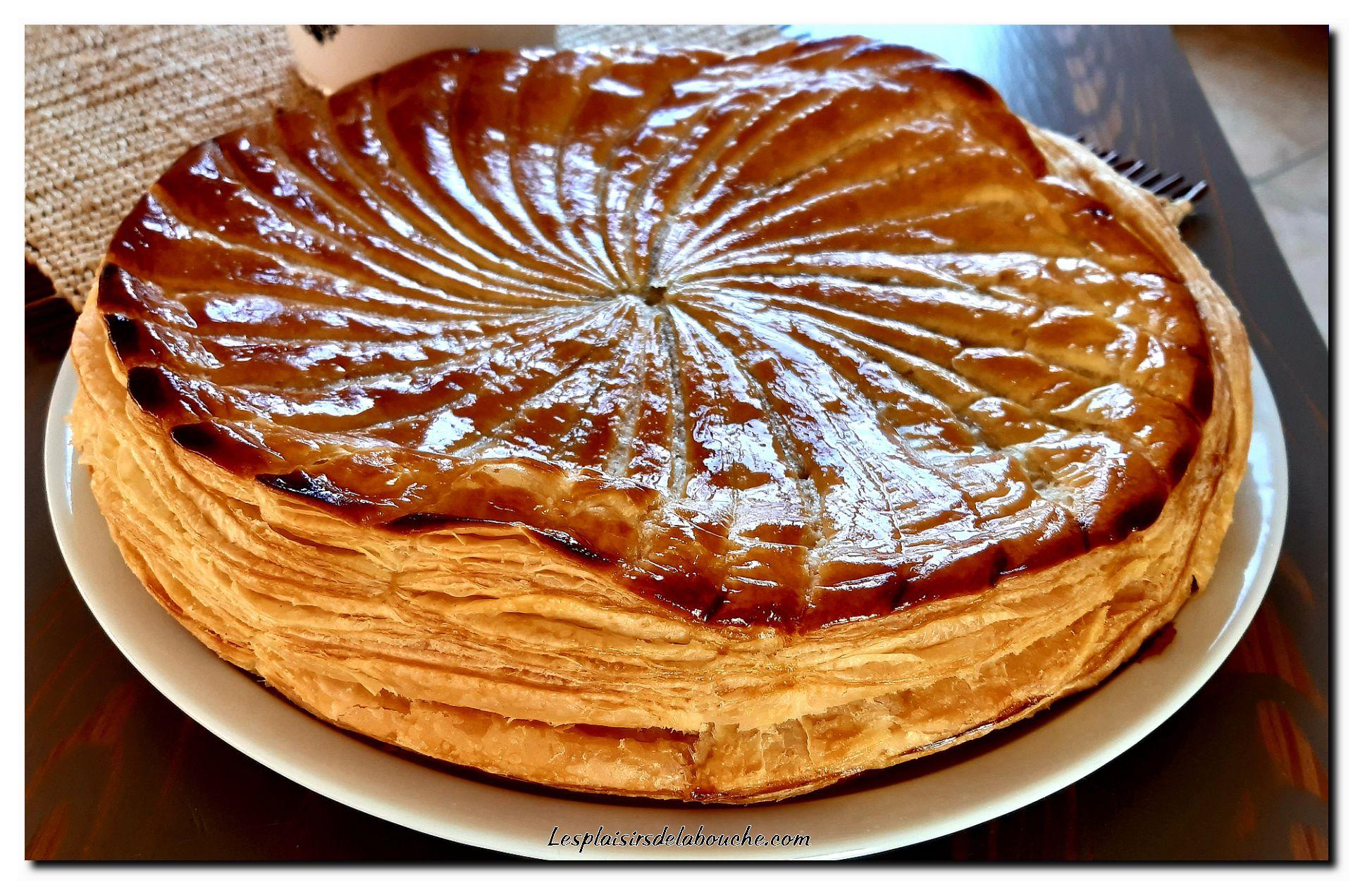 Galette des rois au chocolat et pâte feuilletée maison.