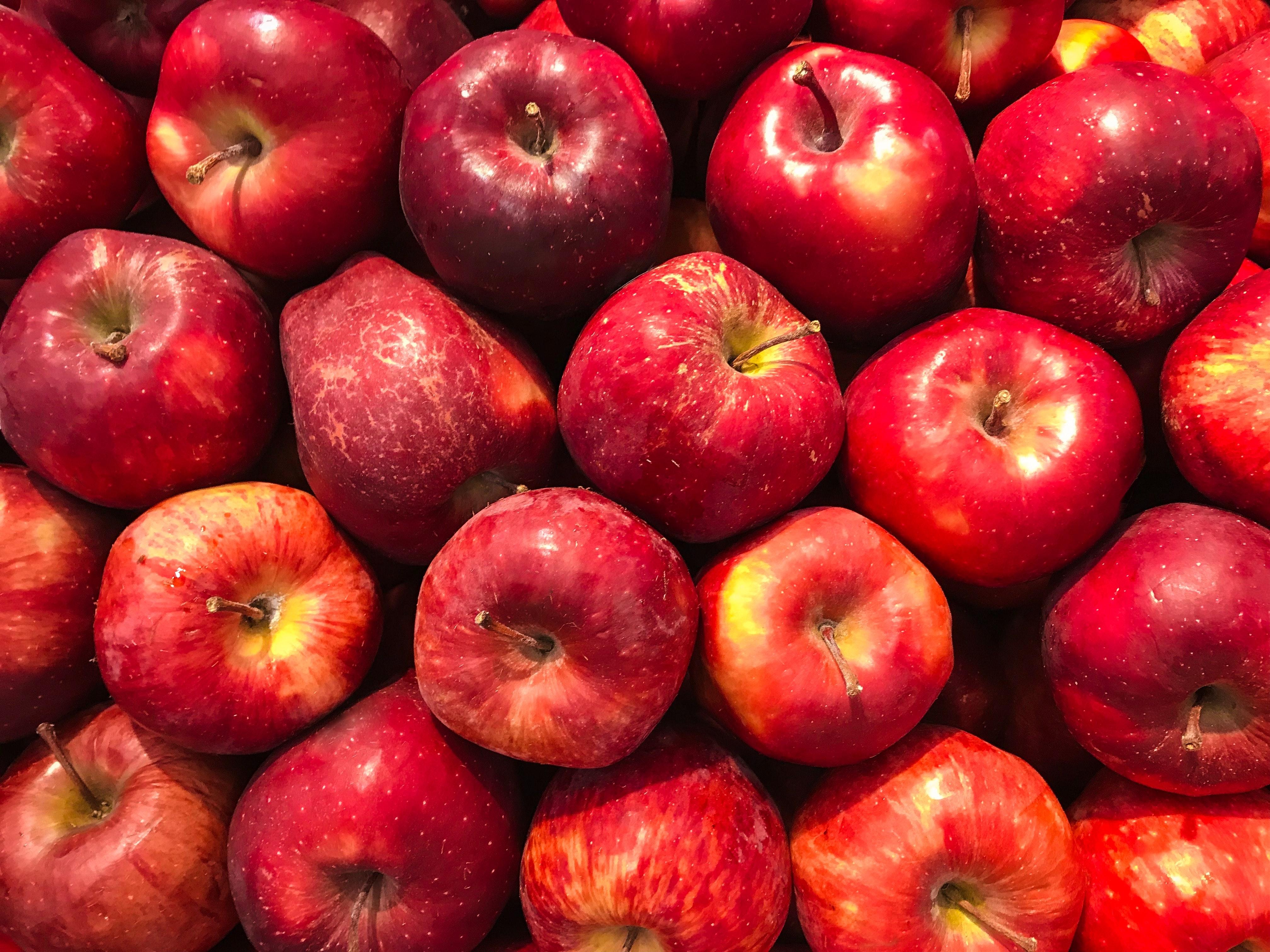 Pommes au four aux noix, miel et cannelle