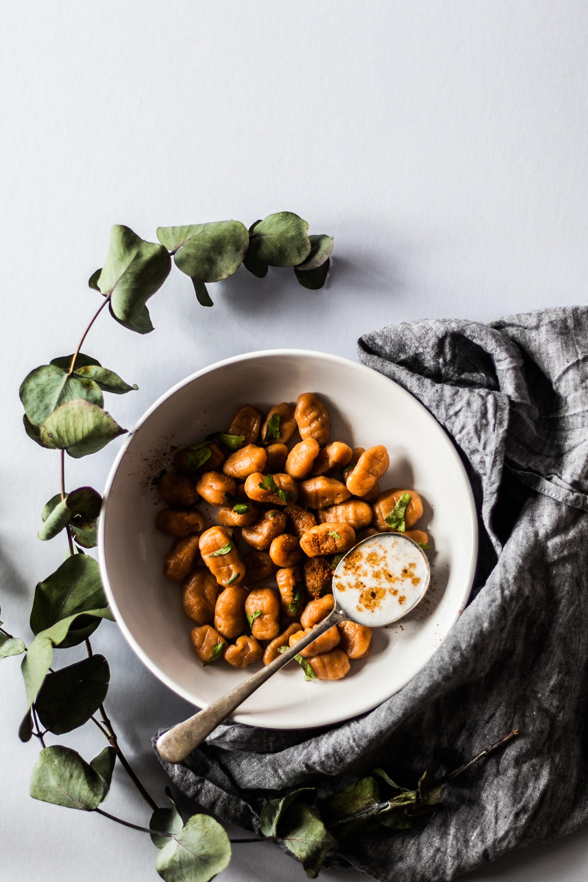 Gnocchi de pommes de terre gratinés en sauce tomates