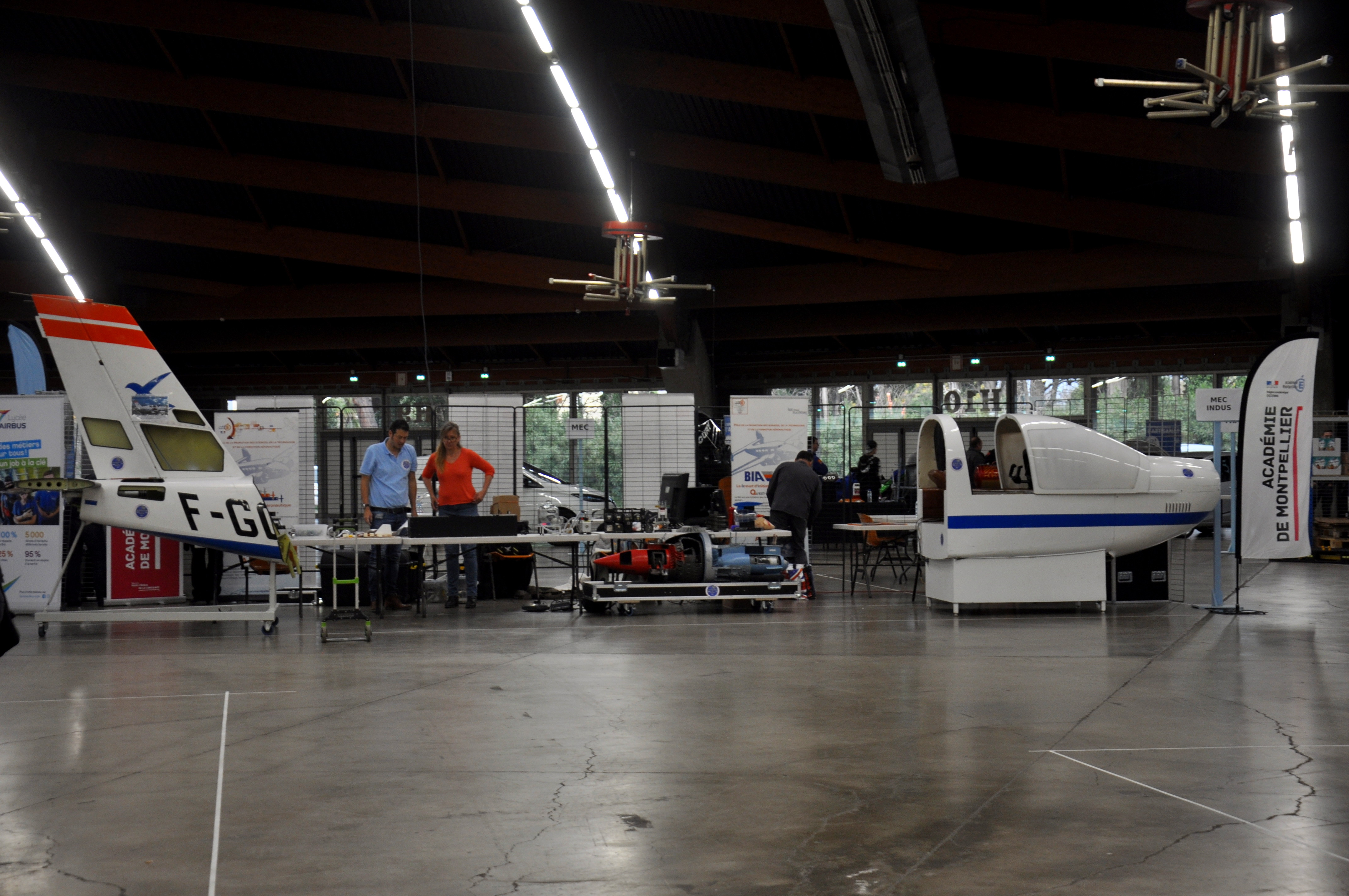 un avion dans le parc des expositions pour le forum