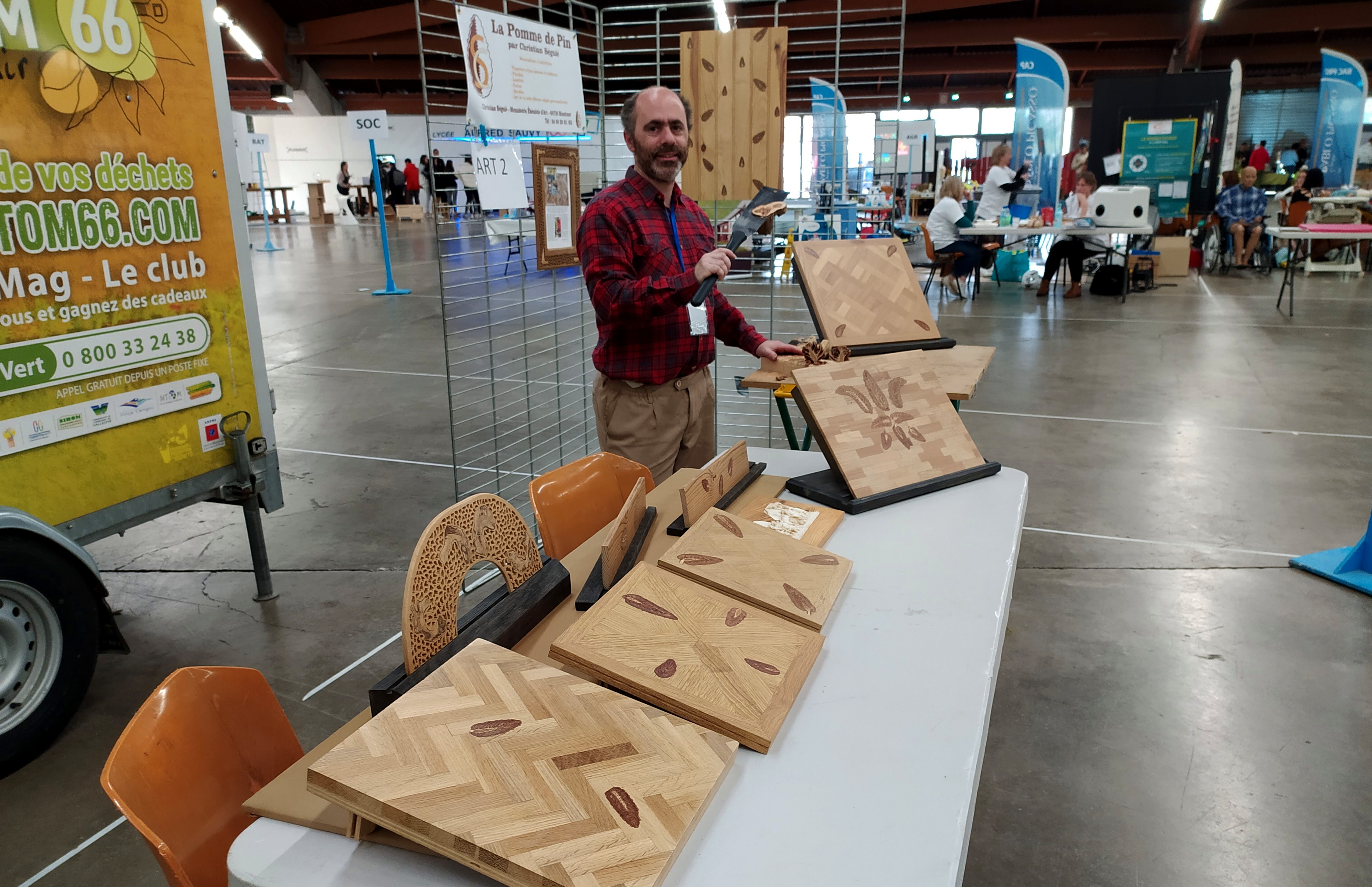 le stand de la pomme de pin en menuiserie ébénisterie