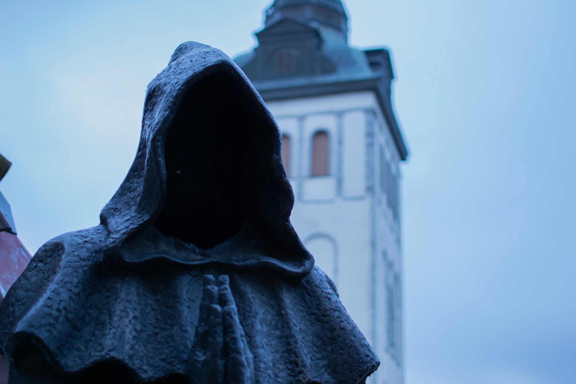 Statue d'un être vétu d'une soutane, dont le visage ne se voit pas. Un peu comme un cavalier Nazgûl dans le Seigneur des anneaux