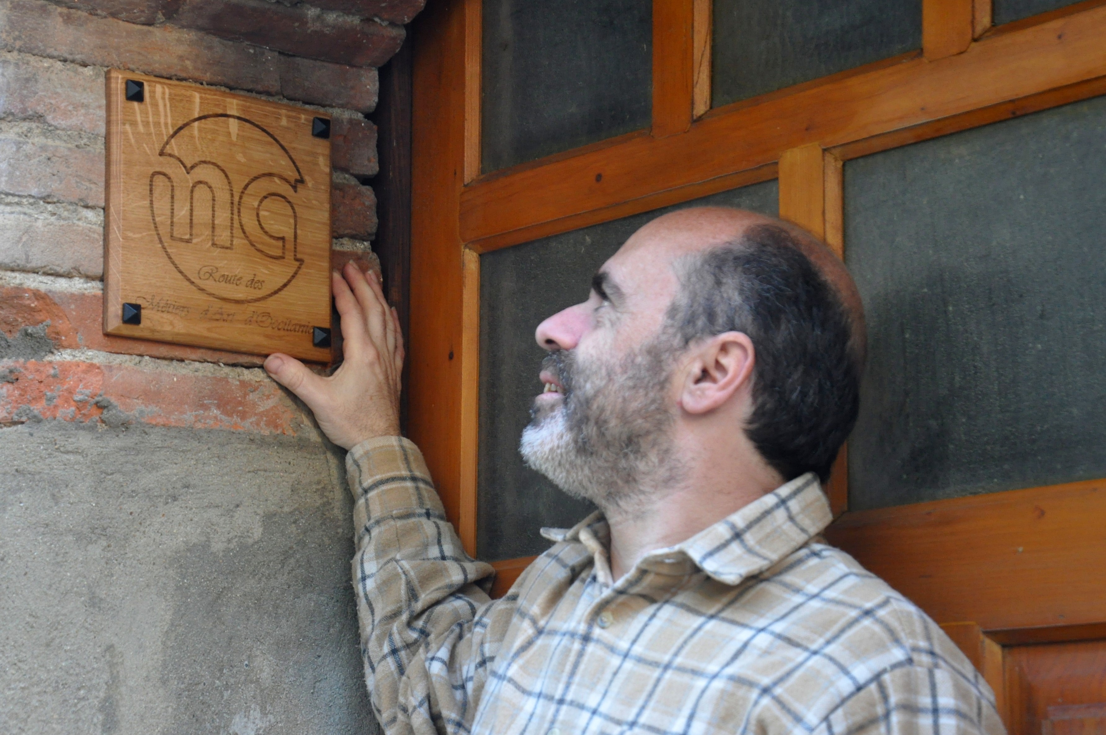 Christian Séguié devant la plaque en ce premier jour