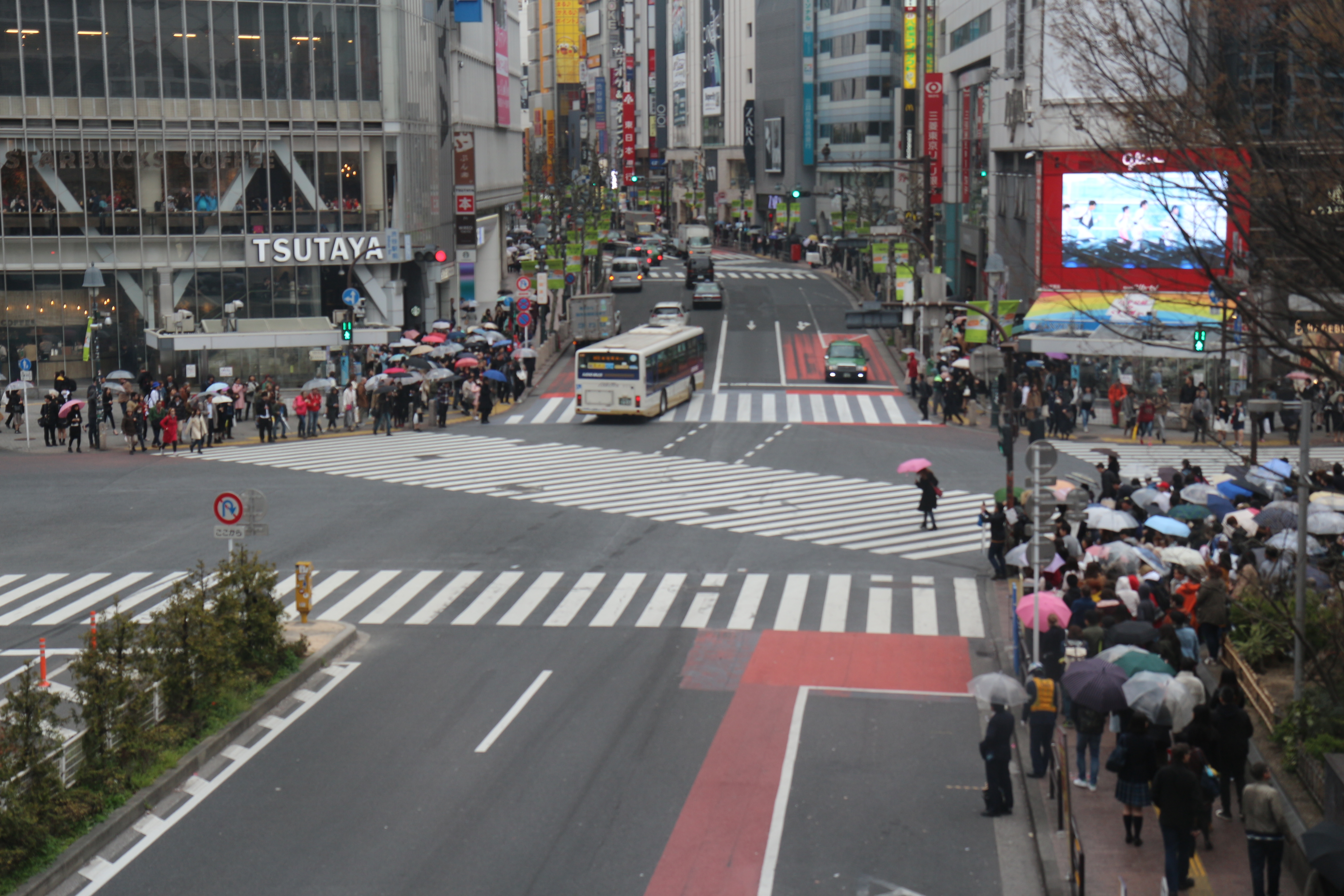 Le grand carrefour de Shibuya, vide de piéton et de véhicule pendant l'échange des feux