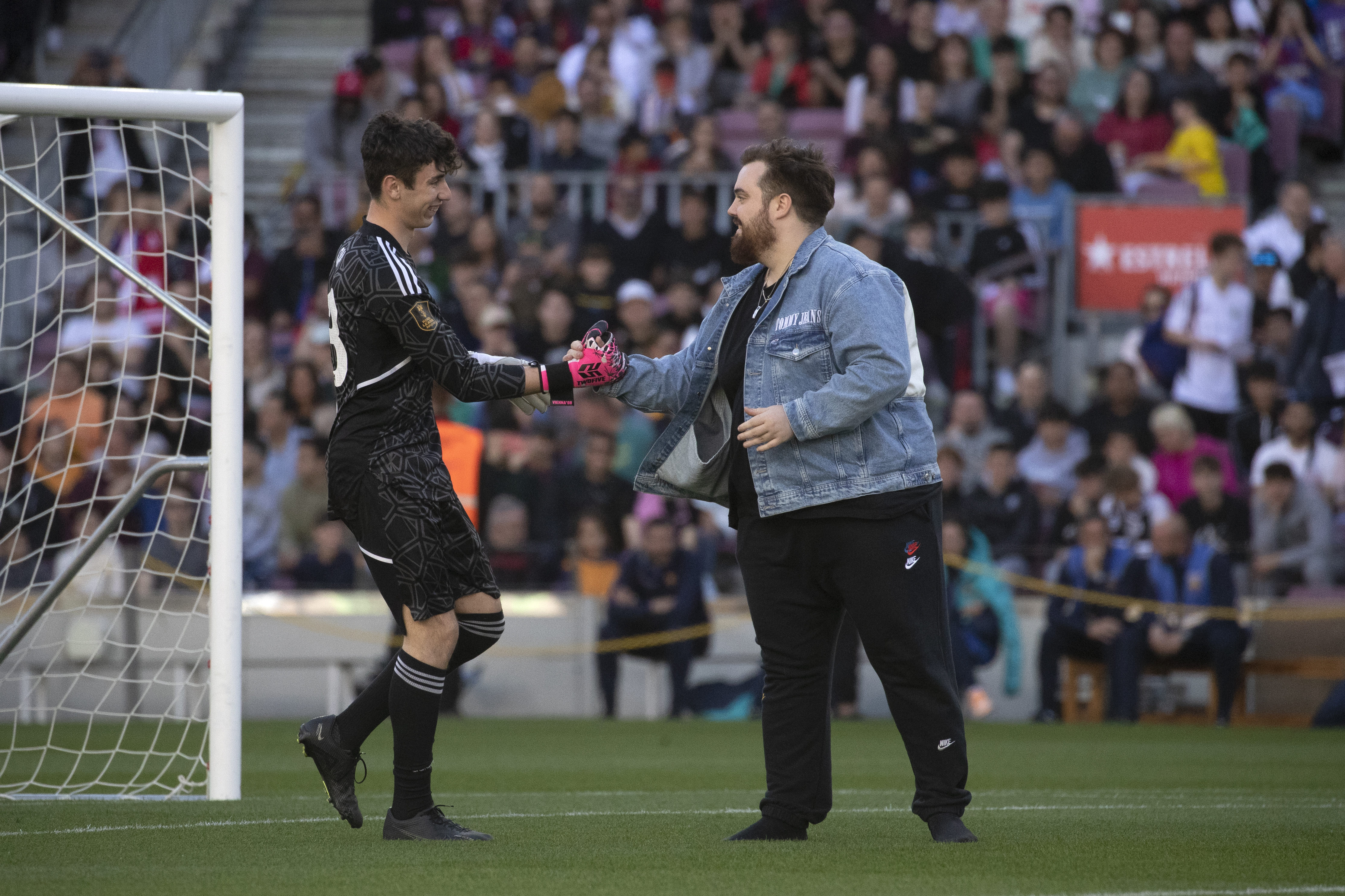 El streamer Ibai Llanos (d) momentos antes de las finales de la Kings League, en el Spotify Camp Nou. EFE/ Marta Pérez