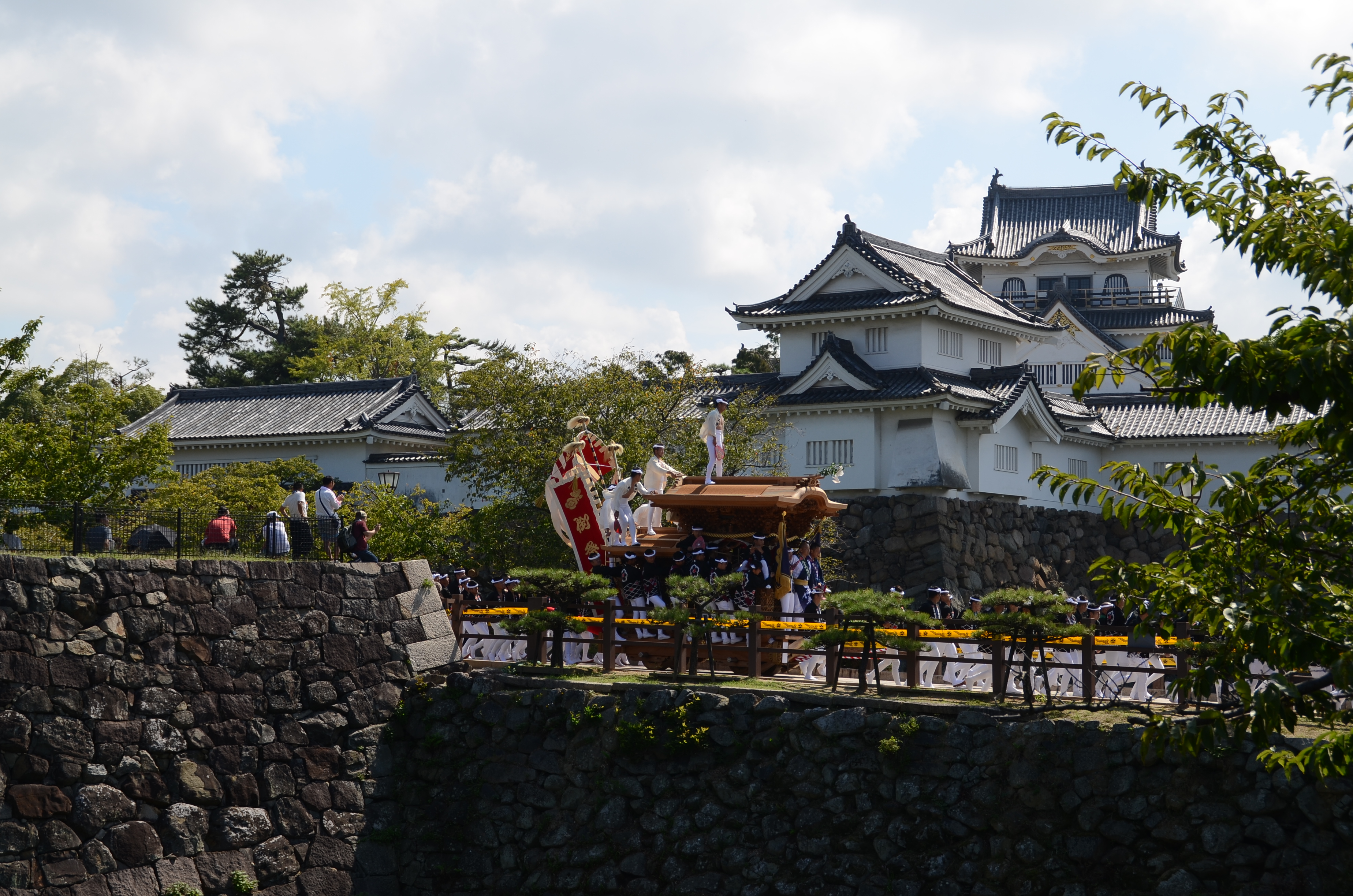 Un char près du château de Kishiwada lors du Danjiri Matsuri