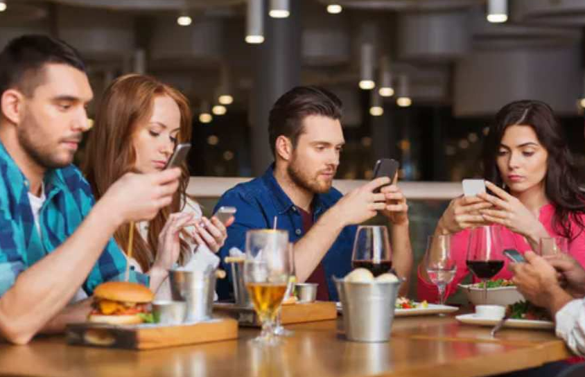 Toi quand tu retrouves tes amis au bar et qu'ils t'annoncent qu'ils ont un tas de choses à te raconter!